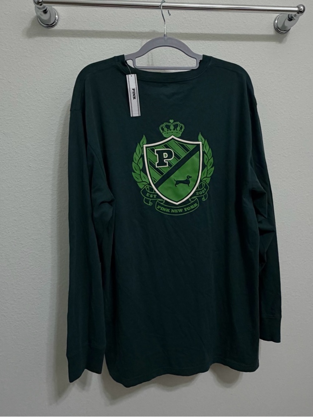 PINK Victoria's Secret Forest Green Long-Sleeve Crest Graphic Tee - Picture 4 of 10